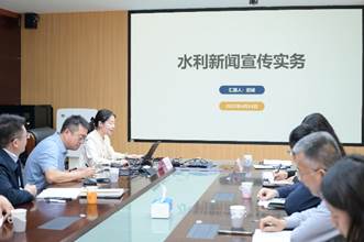 一群男人和女人坐在桌子边

AI 生成的内容可能不正确。