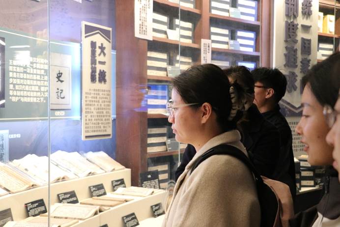 图书馆里的人们

AI 生成的内容可能不正确。