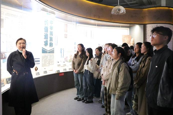 一群人站在室内

AI 生成的内容可能不正确。