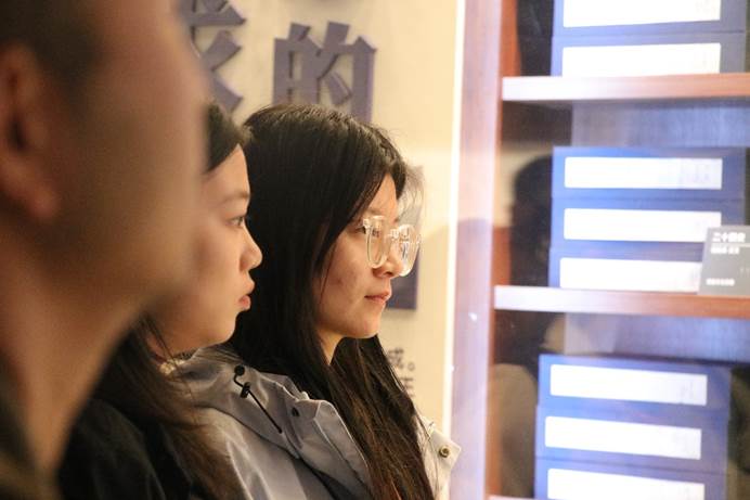 穿黑色衣服的女人正在打电话的男人

AI 生成的内容可能不正确。