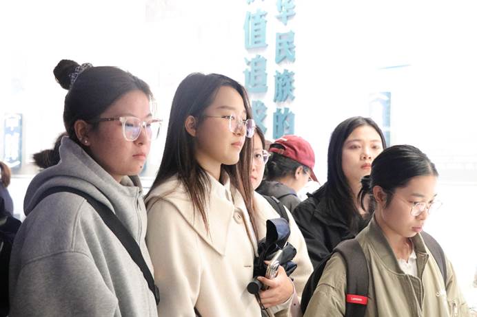 一群穿着黑色衣服的男人

AI 生成的内容可能不正确。