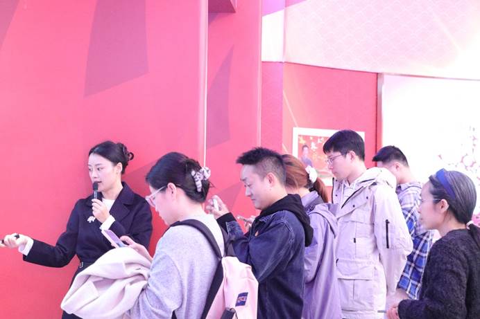 一群人正在聊天

AI 生成的内容可能不正确。