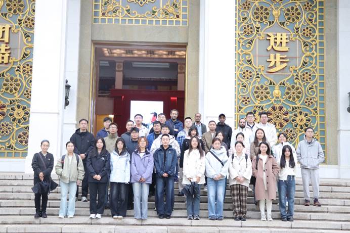 一群人站在建筑前

AI 生成的内容可能不正确。