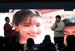 一群人在餐厅里

AI 生成的内容可能不正确。